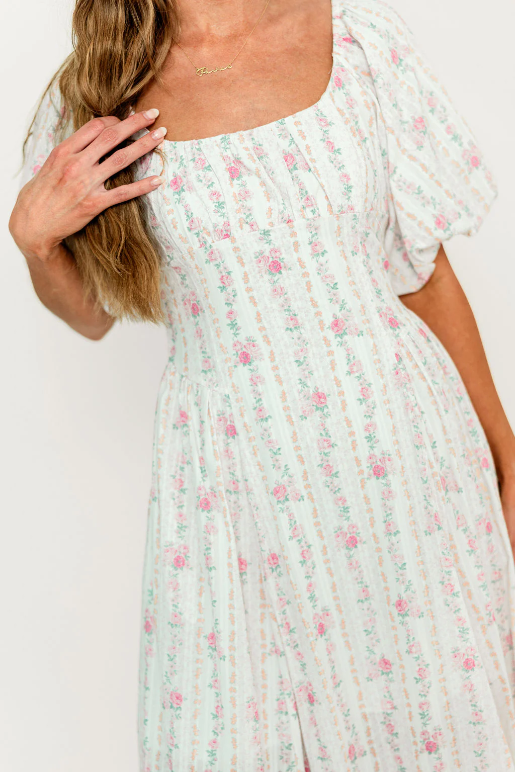 Eliana Floral Puff Sleeve Midi Dress in Coral/Pink - Image 3