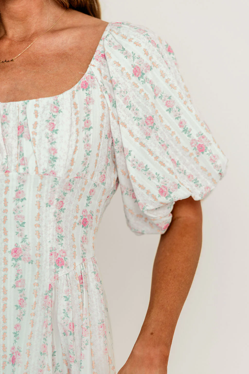 Eliana Floral Puff Sleeve Midi Dress in Coral/Pink - Image 6