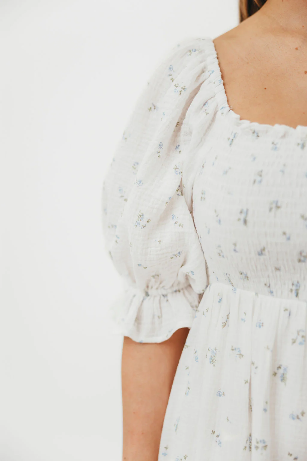 Livvy 100% Cotton Maxi Dress in Off-White / Blue Floral - Bump Friendly & Inclusive Sizing - Image 22