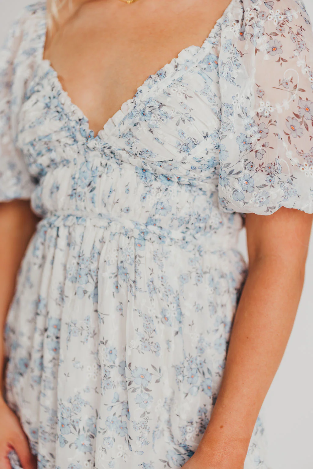 Daphne High Slit Eyelet Detail Maxi Dress in Blue/White Floral - Inclusive Sizing - Image 17