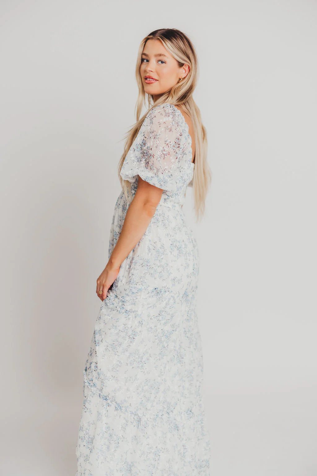 Daphne High Slit Eyelet Detail Maxi Dress in Blue/White Floral - Inclusive Sizing - Image 18