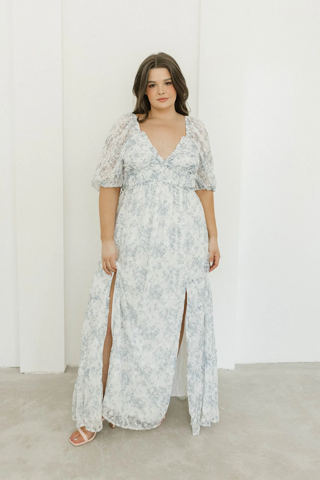 Daphne High Slit Eyelet Detail Maxi Dress in Blue/White Floral - Inclusive Sizing - Image 20