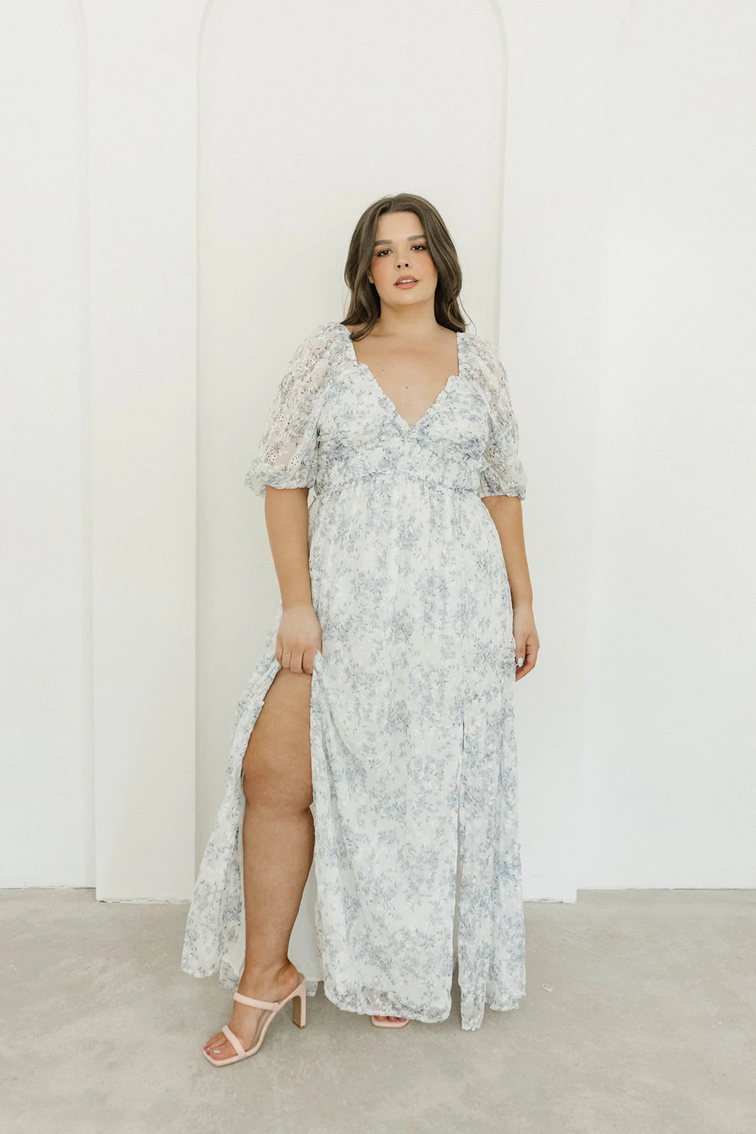 Daphne High Slit Eyelet Detail Maxi Dress in Blue/White Floral - Inclusive Sizing - Image 21