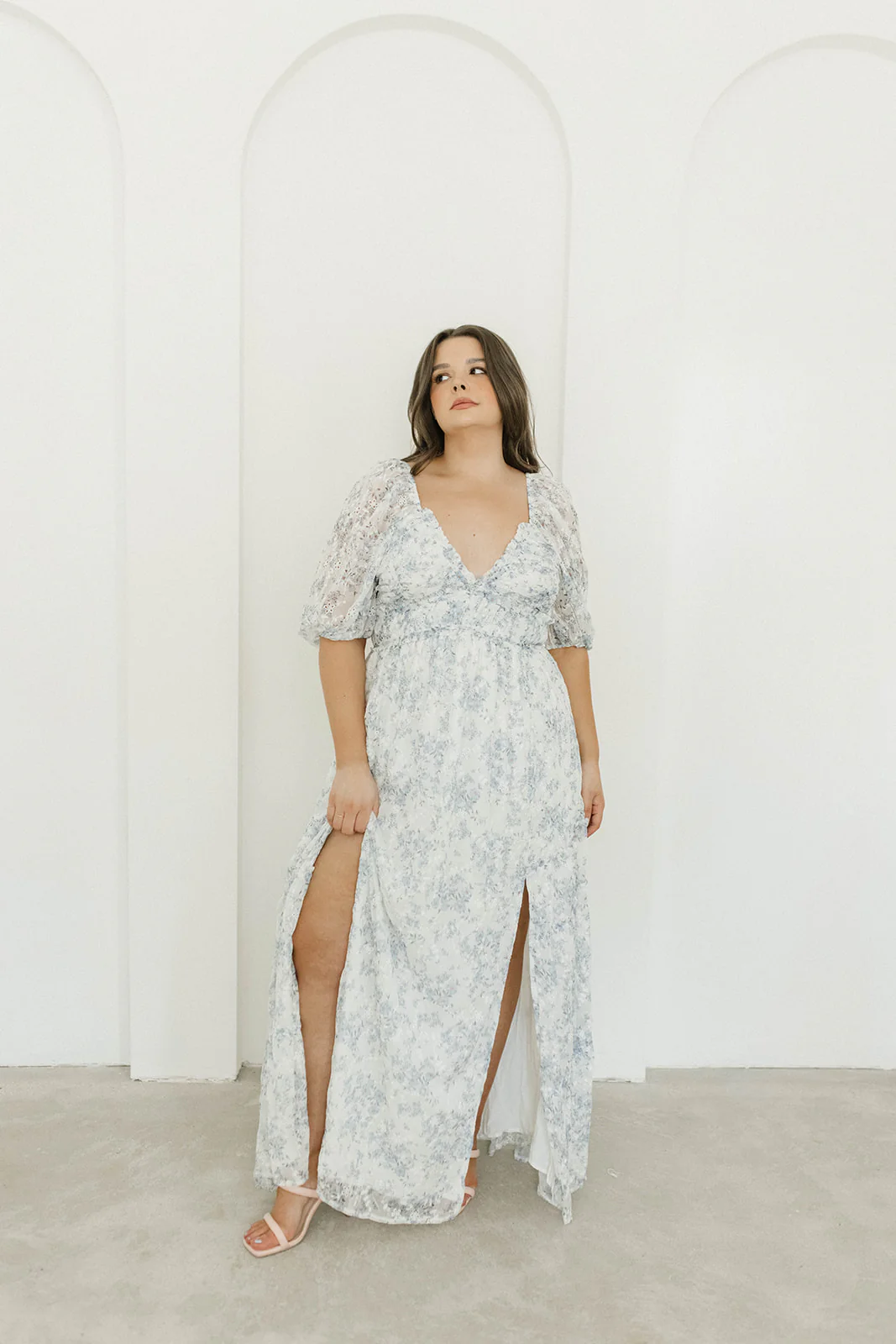 Daphne High Slit Eyelet Detail Maxi Dress in Blue/White Floral - Inclusive Sizing - Image 22