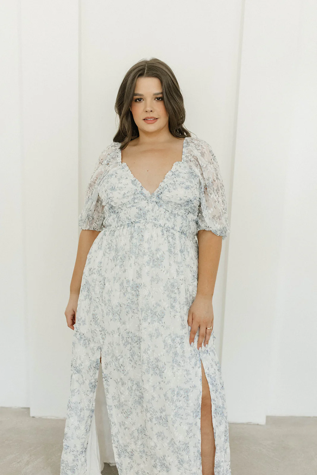 Daphne High Slit Eyelet Detail Maxi Dress in Blue/White Floral - Inclusive Sizing - Image 23