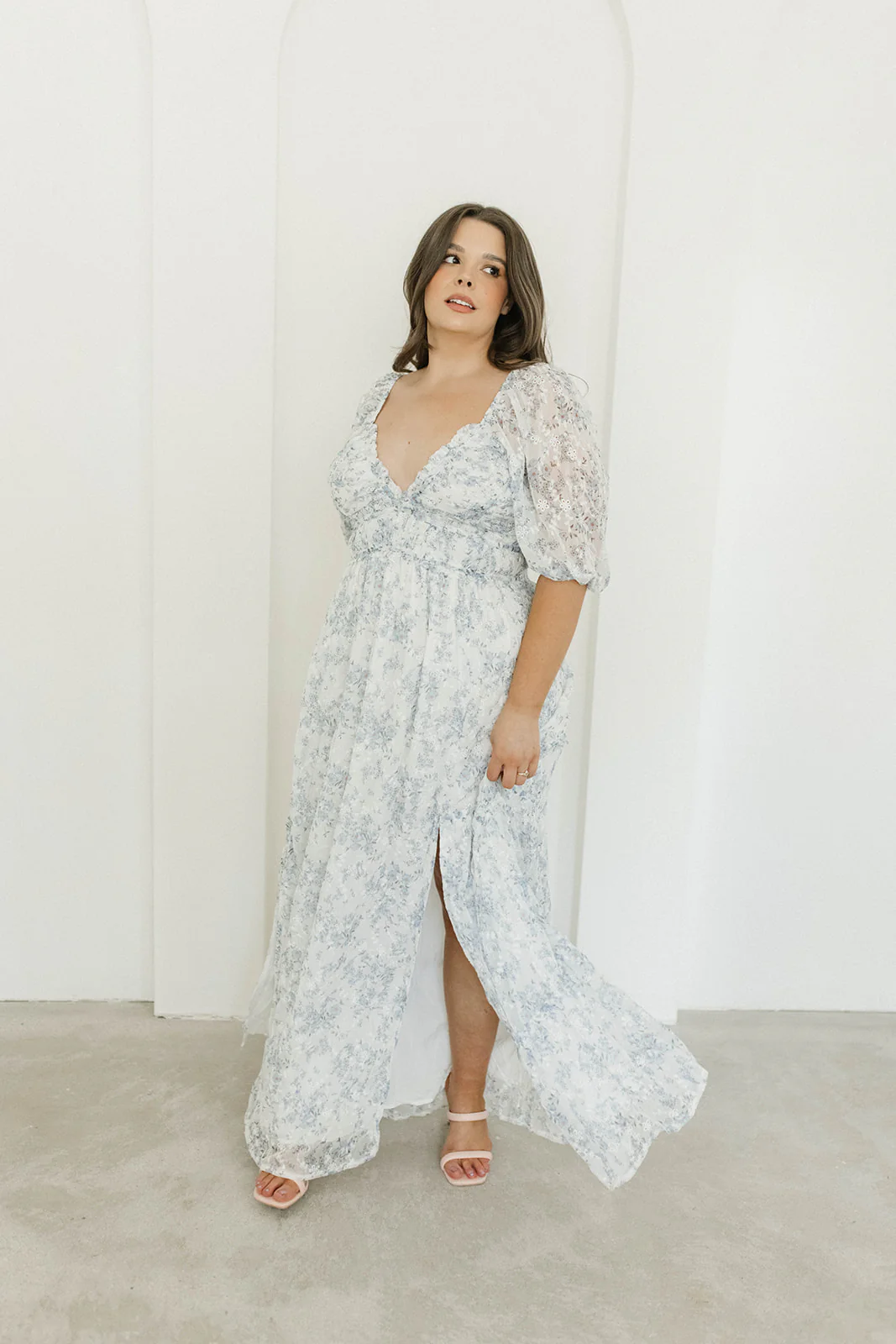 Daphne High Slit Eyelet Detail Maxi Dress in Blue/White Floral - Inclusive Sizing - Image 25