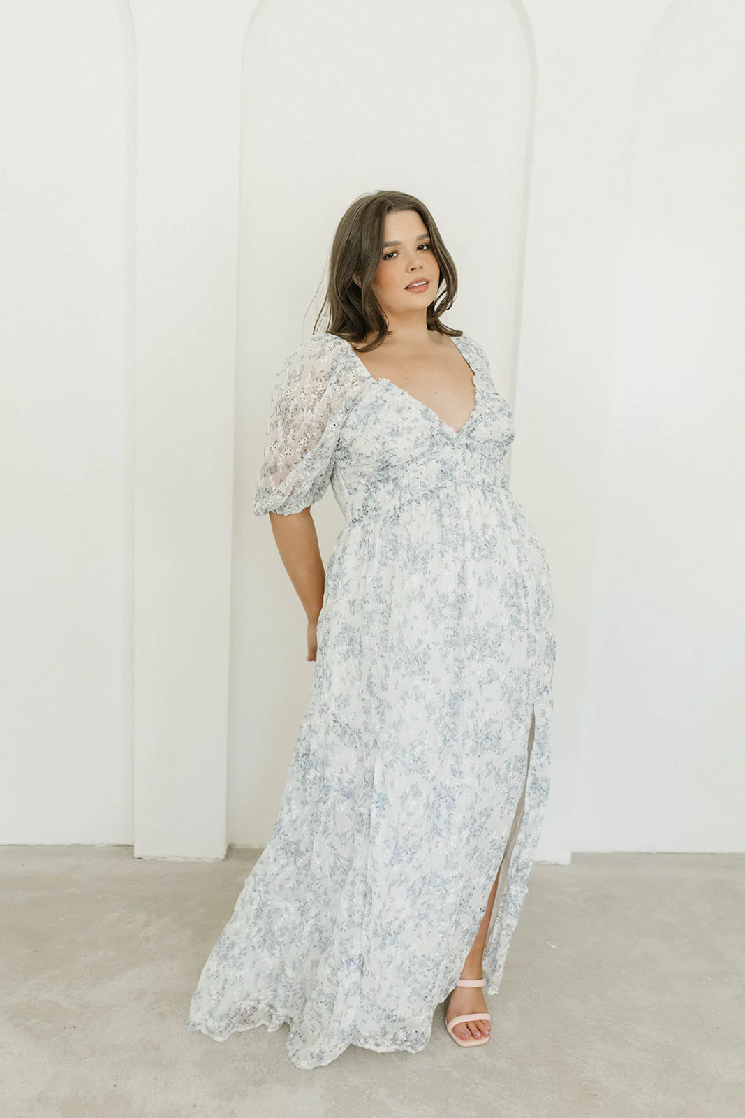 Daphne High Slit Eyelet Detail Maxi Dress in Blue/White Floral - Inclusive Sizing - Image 26