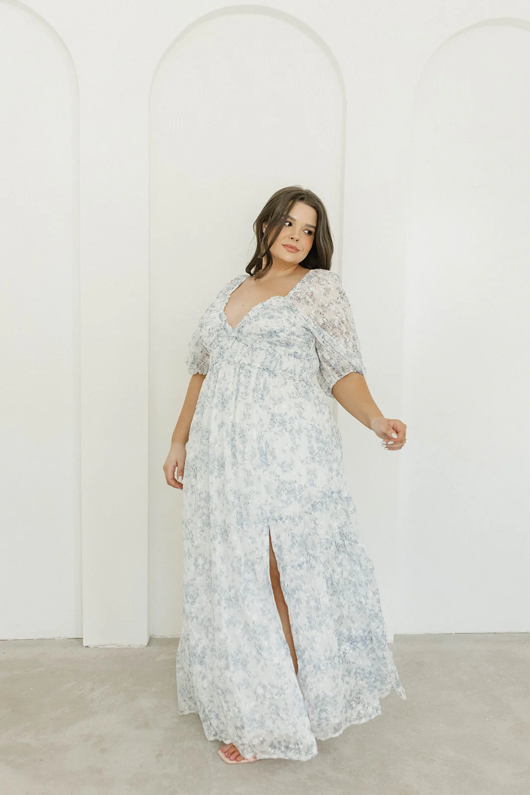 Daphne High Slit Eyelet Detail Maxi Dress in Blue/White Floral - Inclusive Sizing - Image 27
