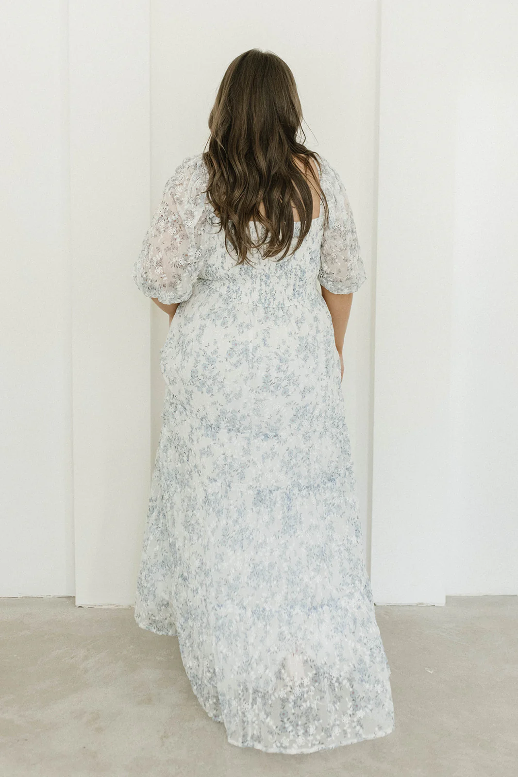 Daphne High Slit Eyelet Detail Maxi Dress in Blue/White Floral - Inclusive Sizing - Image 32