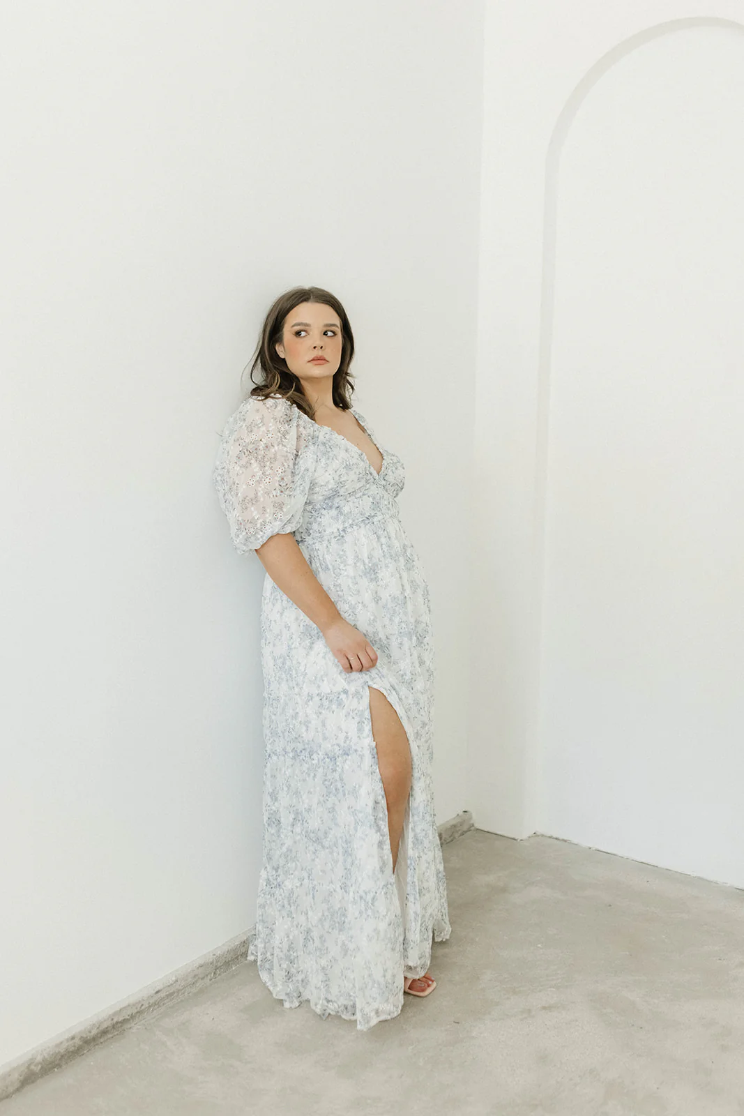Daphne High Slit Eyelet Detail Maxi Dress in Blue/White Floral - Inclusive Sizing - Image 33