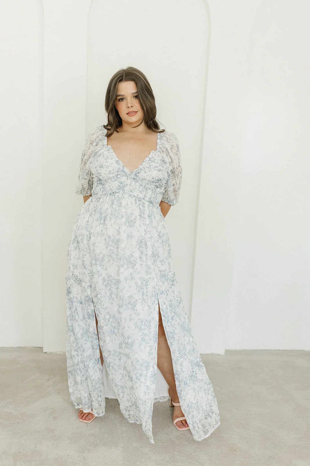 Daphne High Slit Eyelet Detail Maxi Dress in Blue/White Floral - Inclusive Sizing - Image 6