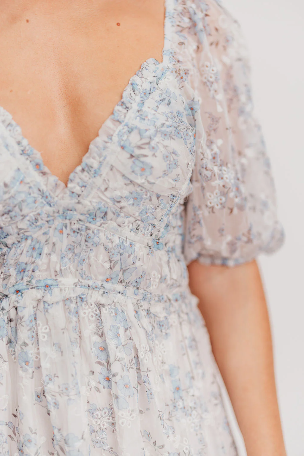 Daphne High Slit Eyelet Detail Maxi Dress in Blue/White Floral - Inclusive Sizing - Image 9